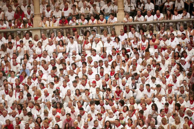 Público asistente a la Plaza de Toros de Pamplona durante la cuarta corrida de la Feria del Toro 2018.