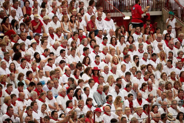 Público asistente a la Plaza de Toros de Pamplona durante la cuarta corrida de la Feria del Toro 2018.