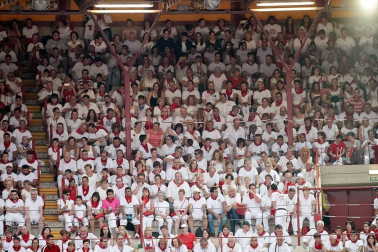 Público asistente a la Plaza de Toros de Pamplona durante la cuarta corrida de la Feria del Toro 2018.