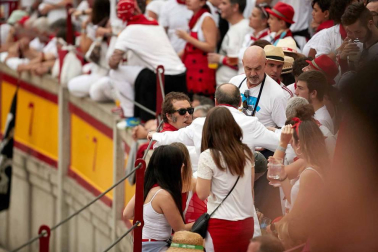 Público asistente a la Plaza de Toros de Pamplona durante la cuarta corrida de la Feria del Toro 2018.