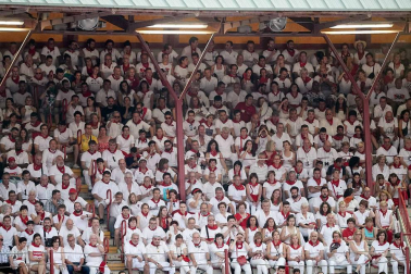 Público asistente a la Plaza de Toros de Pamplona durante la cuarta corrida de la Feria del Toro 2018.