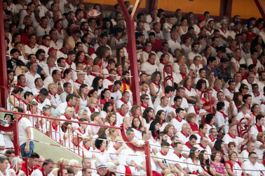Público asistente a la Plaza de Toros de Pamplona durante la cuarta corrida de la Feria del Toro 2018.
