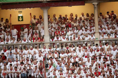 Público asistente a la Plaza de Toros de Pamplona durante la cuarta corrida de la Feria del Toro 2018.