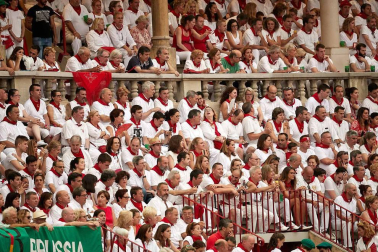 Público asistente a la Plaza de Toros de Pamplona durante la cuarta corrida de la Feria del Toro 2018.