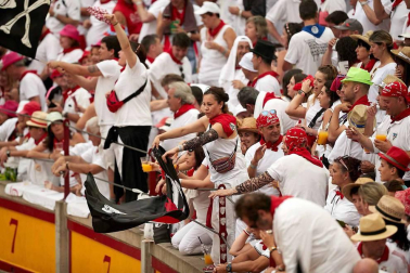 Público asistente a la Plaza de Toros de Pamplona durante la cuarta corrida de la Feria del Toro 2018.