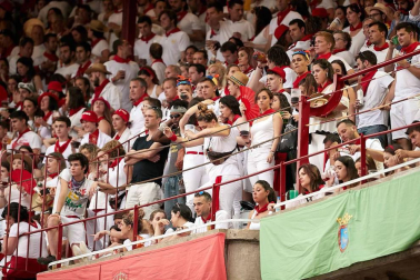Público asistente a la Plaza de Toros de Pamplona durante la cuarta corrida de la Feria del Toro 2018.