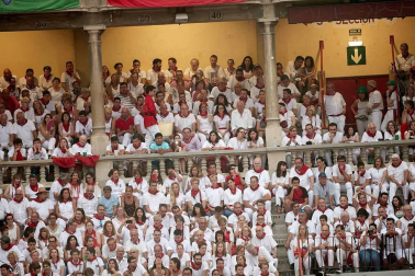 Público asistente a la Plaza de Toros de Pamplona durante la cuarta corrida de la Feria del Toro 2018.