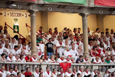 Público asistente a la Plaza de Toros de Pamplona durante la cuarta corrida de la Feria del Toro 2018.