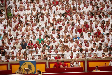 Público asistente a la Plaza de Toros de Pamplona durante la cuarta corrida de la Feria del Toro 2018.