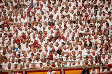 Público asistente a la Plaza de Toros de Pamplona durante la cuarta corrida de la Feria del Toro 2018.