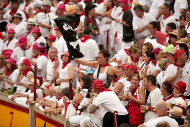 Público asistente a la Plaza de Toros de Pamplona durante la cuarta corrida de la Feria del Toro 2018.