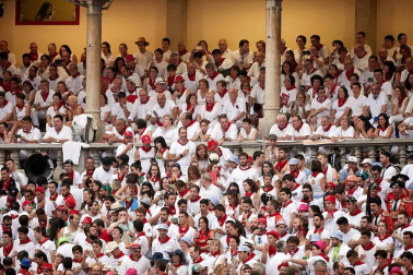 Público asistente a la Plaza de Toros de Pamplona durante la cuarta corrida de la Feria del Toro 2018.