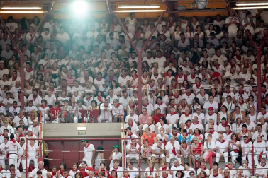 Público asistente a la Plaza de Toros de Pamplona durante la cuarta corrida de la Feria del Toro 2018.