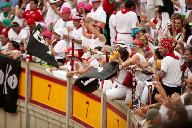 Público asistente a la Plaza de Toros de Pamplona durante la cuarta corrida de la Feria del Toro 2018.