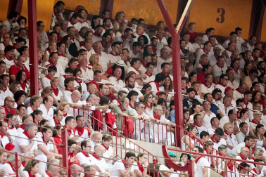 Público asistente a la Plaza de Toros de Pamplona durante la cuarta corrida de la Feria del Toro 2018.