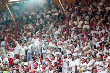Público asistente a la Plaza de Toros de Pamplona durante la cuarta corrida de la Feria del Toro 2018.