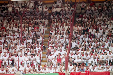 Público asistente a la Plaza de Toros de Pamplona durante la cuarta corrida de la Feria del Toro 2018.