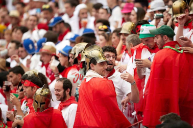 Público asistente a la Plaza de Toros de Pamplona durante la cuarta corrida de la Feria del Toro 2018.