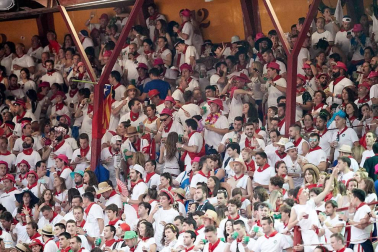 Público asistente a la Plaza de Toros de Pamplona durante la cuarta corrida de la Feria del Toro 2018.