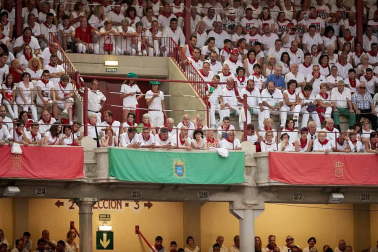 Público asistente a la Plaza de Toros de Pamplona durante la cuarta corrida de la Feria del Toro 2018.