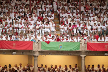 Público asistente a la Plaza de Toros de Pamplona durante la cuarta corrida de la Feria del Toro 2018.