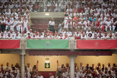Público asistente a la Plaza de Toros de Pamplona durante la cuarta corrida de la Feria del Toro 2018.
