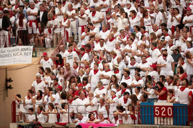 Público asistente a la Plaza de Toros de Pamplona durante la cuarta corrida de la Feria del Toro 2018.