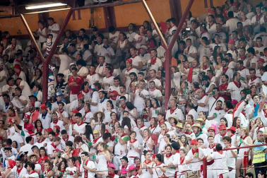 Público asistente a la Plaza de Toros de Pamplona durante la cuarta corrida de la Feria del Toro 2018.