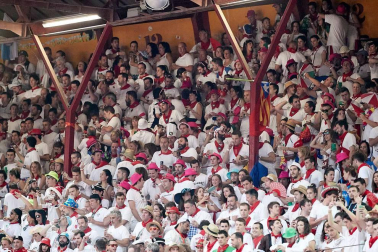 Público asistente a la Plaza de Toros de Pamplona durante la cuarta corrida de la Feria del Toro 2018.