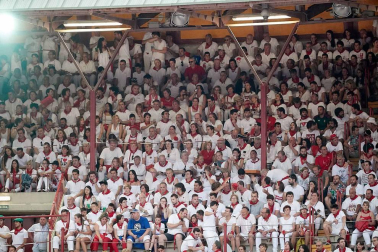 Público asistente a la Plaza de Toros de Pamplona durante la cuarta corrida de la Feria del Toro 2018.