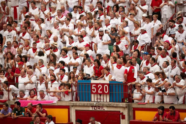 Público asistente a la Plaza de Toros de Pamplona durante la cuarta corrida de la Feria del Toro 2018.