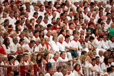Público asistente a la Plaza de Toros de Pamplona durante la cuarta corrida de la Feria del Toro 2018.