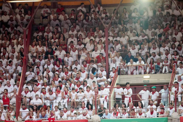 Público asistente a la Plaza de Toros de Pamplona durante la cuarta corrida de la Feria del Toro 2018.