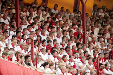 Público asistente a la Plaza de Toros de Pamplona durante la cuarta corrida de la Feria del Toro 2018.