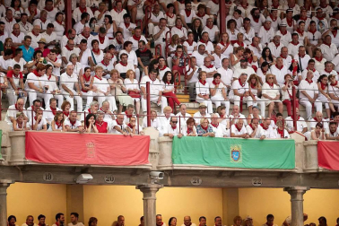 Público asistente a la Plaza de Toros de Pamplona durante la cuarta corrida de la Feria del Toro 2018.