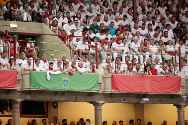 Público asistente a la Plaza de Toros de Pamplona durante la cuarta corrida de la Feria del Toro 2018.