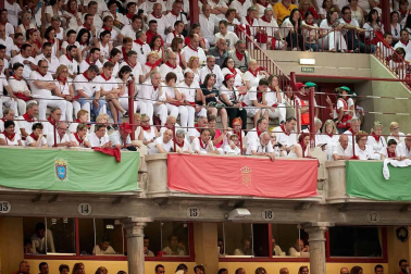 Público asistente a la Plaza de Toros de Pamplona durante la cuarta corrida de la Feria del Toro 2018.