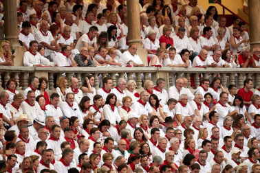 Público asistente a la Plaza de Toros de Pamplona durante la cuarta corrida de la Feria del Toro 2018.