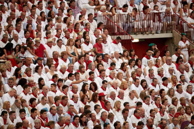 Público asistente a la Plaza de Toros de Pamplona durante la cuarta corrida de la Feria del Toro 2018.