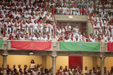 Público asistente a la Plaza de Toros de Pamplona durante la cuarta corrida de la Feria del Toro 2018.