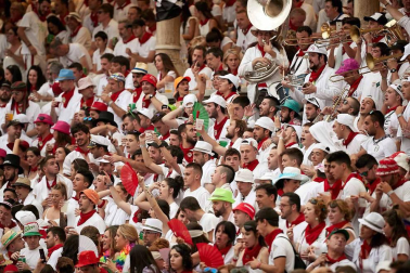 Público asistente a la Plaza de Toros de Pamplona durante la cuarta corrida de la Feria del Toro 2018.