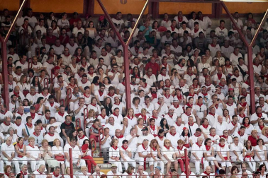 Público asistente a la Plaza de Toros de Pamplona durante la cuarta corrida de la Feria del Toro 2018.