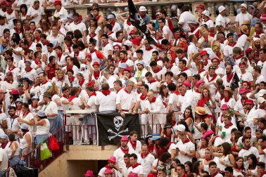 Público asistente a la Plaza de Toros de Pamplona durante la cuarta corrida de la Feria del Toro 2018.
