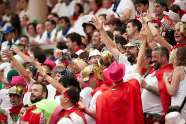 Público asistente a la Plaza de Toros de Pamplona durante la cuarta corrida de la Feria del Toro 2018.