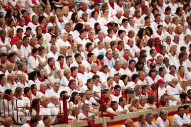 Público asistente a la Plaza de Toros de Pamplona durante la cuarta corrida de la Feria del Toro 2018.