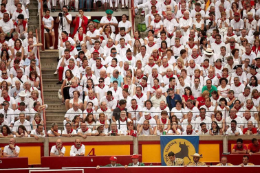 Público asistente a la Plaza de Toros de Pamplona durante la cuarta corrida de la Feria del Toro 2018.