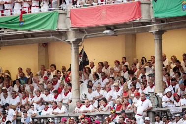 Público asistente a la Plaza de Toros de Pamplona durante la cuarta corrida de la Feria del Toro 2018.