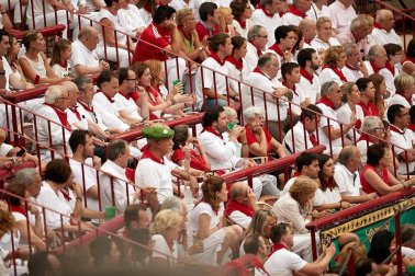 Público asistente a la Plaza de Toros de Pamplona durante la cuarta corrida de la Feria del Toro 2018.