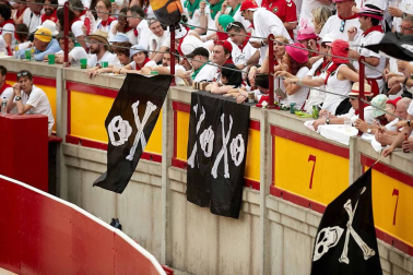Público asistente a la Plaza de Toros de Pamplona durante la cuarta corrida de la Feria del Toro 2018.