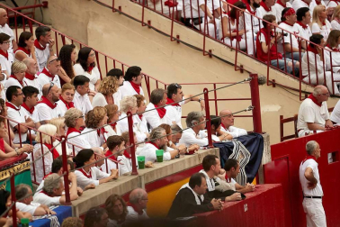 Público asistente a la Plaza de Toros de Pamplona durante la cuarta corrida de la Feria del Toro 2018.